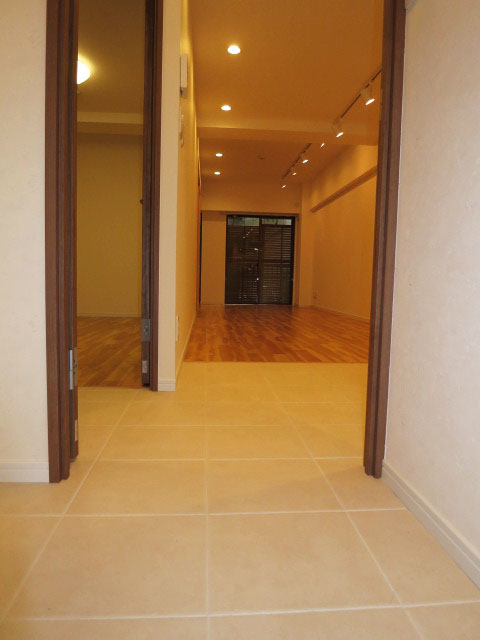 目白台芙蓉ハイツ　廊下もタイル貼りです