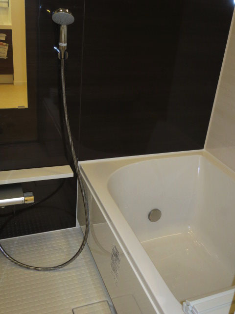 目白台芙蓉ハイツ　浴室換気乾燥機が設置されたバスルーム