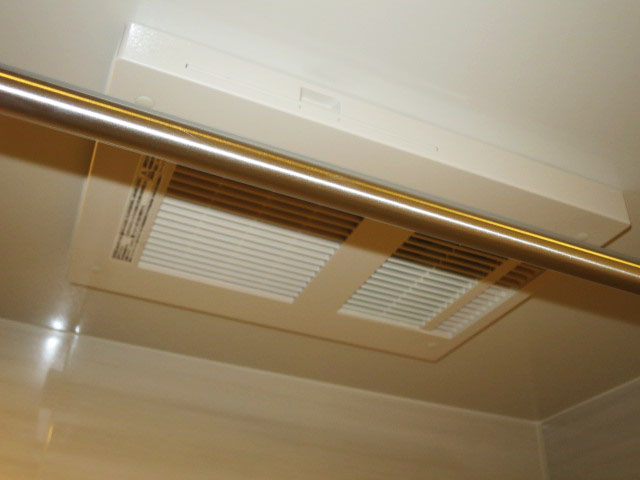 目白台芙蓉ハイツ　浴室換気乾燥機が設置されたバスルーム