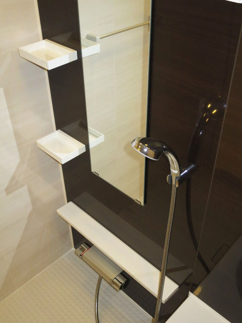 目白台芙蓉ハイツ　浴室換気乾燥機が設置されたバスルーム