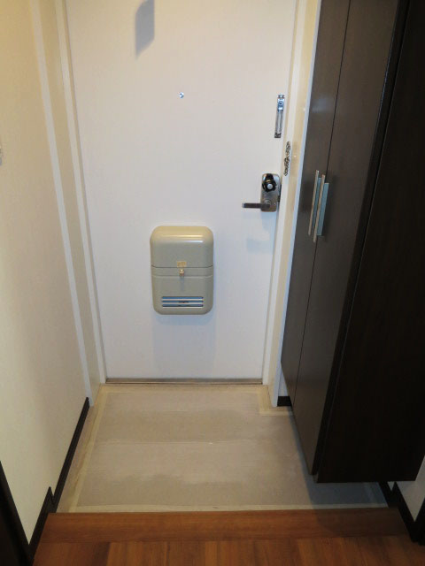 トールサイズのシューズボックスが設置された玄関