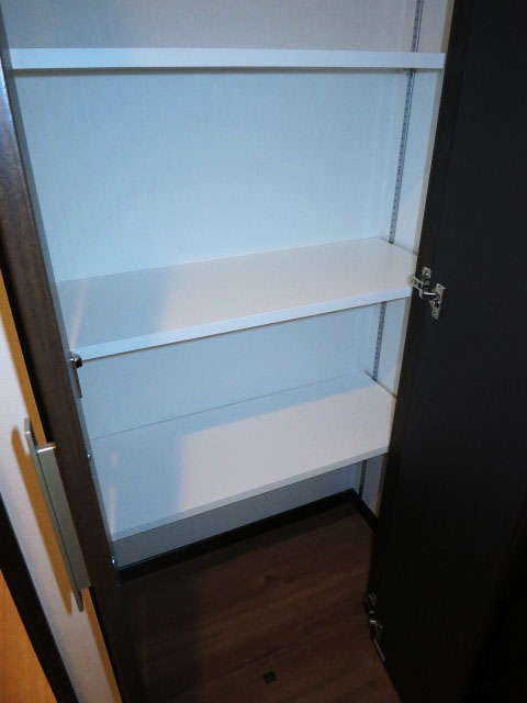 廊下にも物入れが設置されています