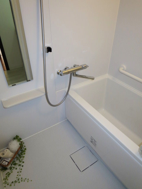 すっきりした印象のバスルーム