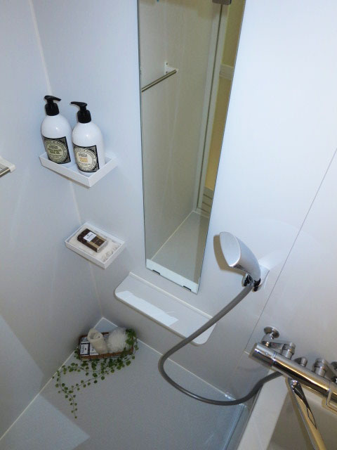 すっきりした印象のバスルーム