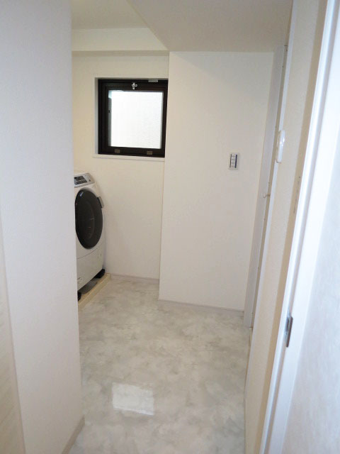 ディアライフ大塚　洗面室にはドラム式洗濯機がすでに設置されています