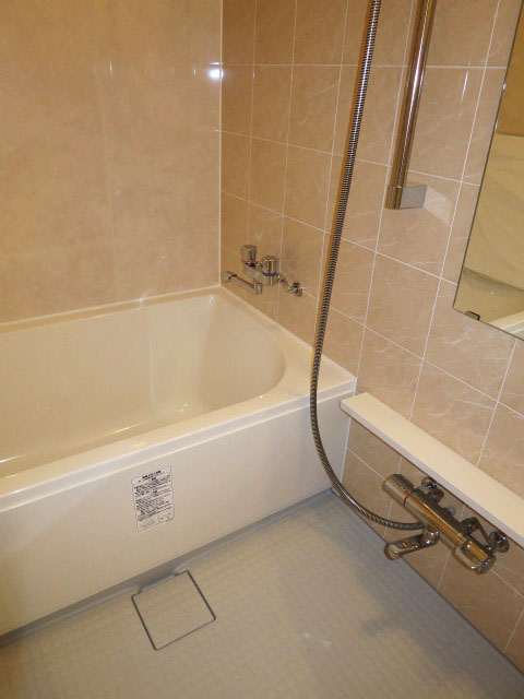 浴室換気乾燥機が設置されたバスルーム