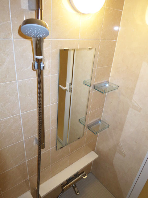 浴室換気乾燥機が設置されたバスルーム