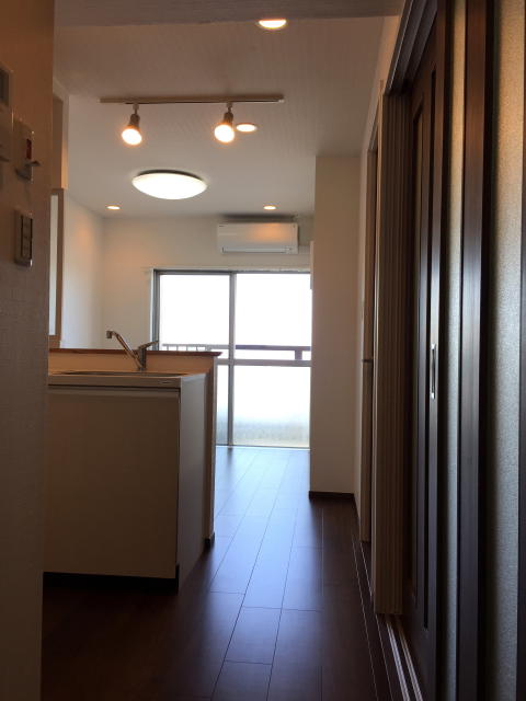 田園調布スカイハイツ　リビングダイニングキッチンへ