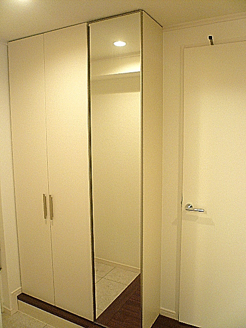 ロワイヤル碑文谷　玄関収納