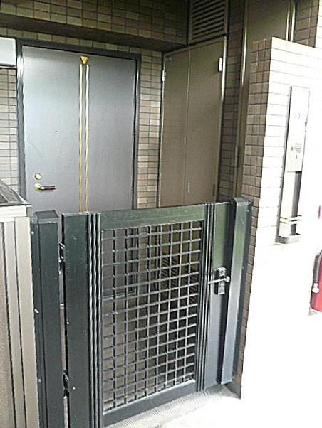 オーベル三軒茶屋　門扉付きポーチ