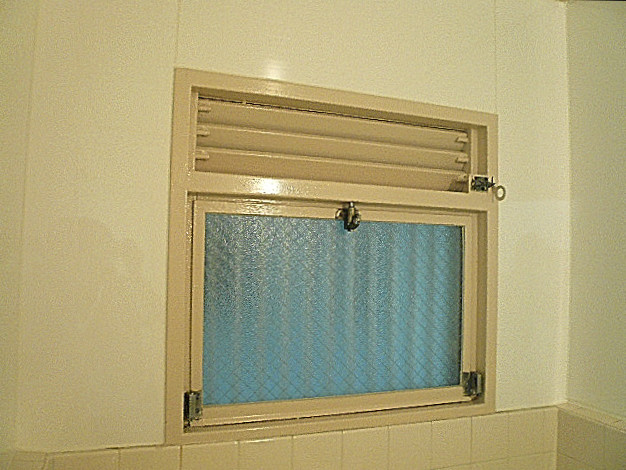 麻布十番中央マンション　バスルーム　窓