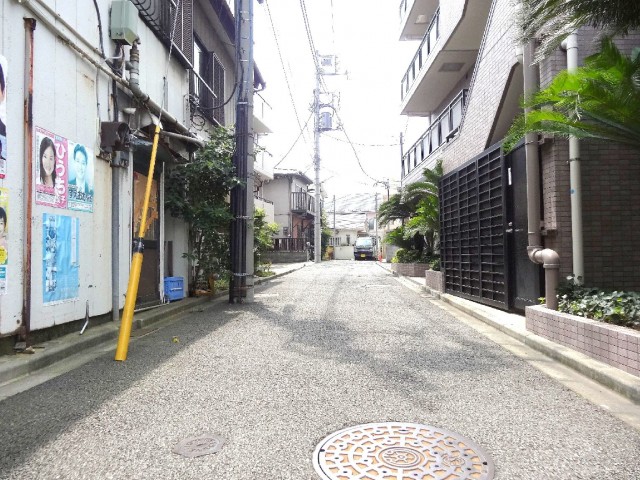 パラッシオ用賀　エントランス前道路