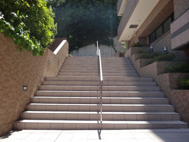 ライオンズマンション乃木坂　エントランス前階段