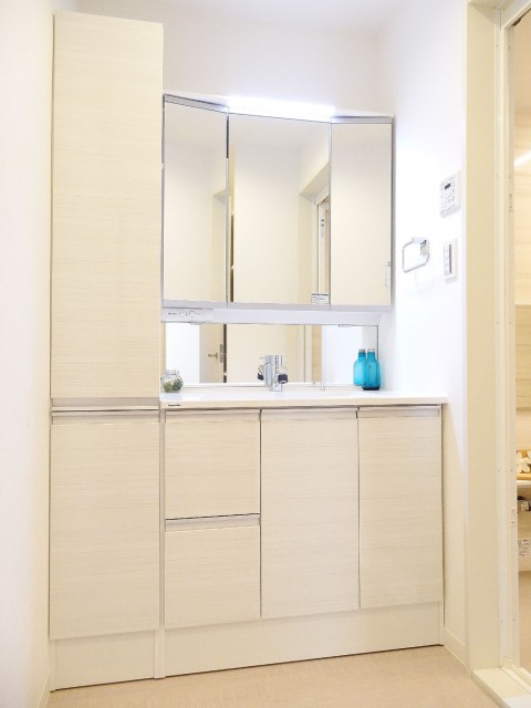 洗面化粧台とリネン庫