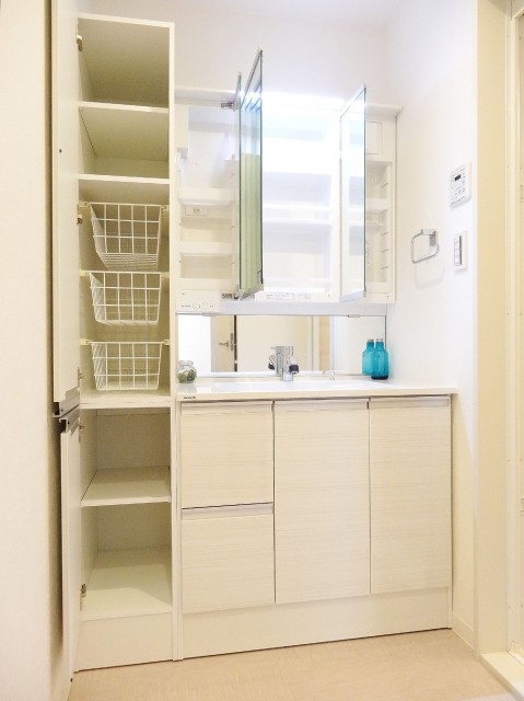 洗面化粧台とリネン庫