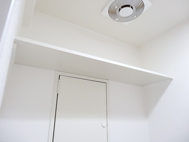 近鉄ハイツ魚籃坂　トイレ内の棚