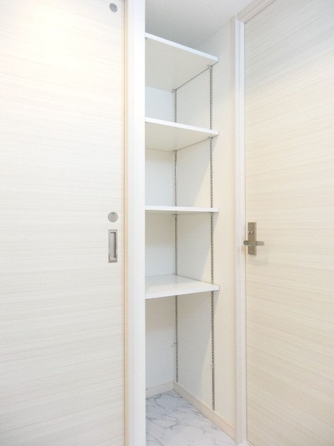 柿の木坂コーポ　洗面室内の収納棚