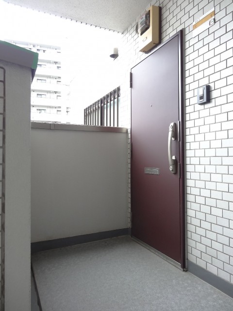 サンマリーナ新子安　玄関前407