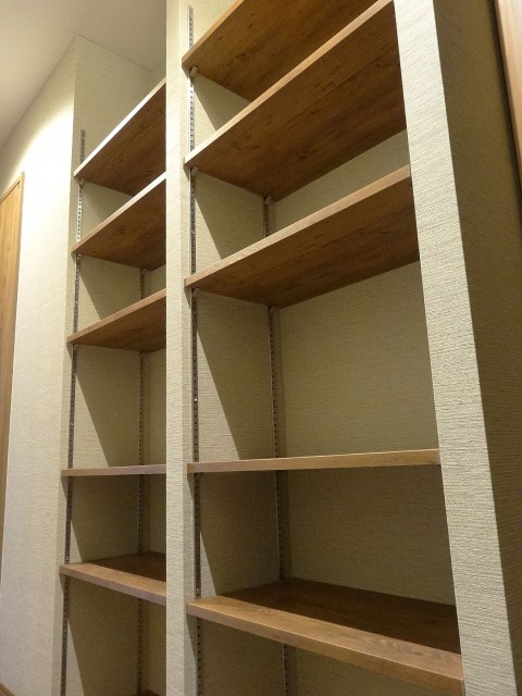 サンマリーナ新子安　廊下のオープンシェルフ407