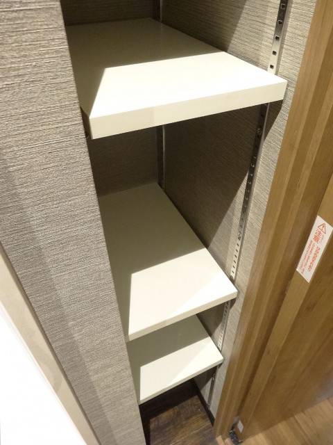 サンマリーナ新子安　洗面室内収納棚407