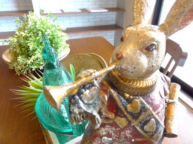 サンマリーナ新子安　リビングのうさぎ407