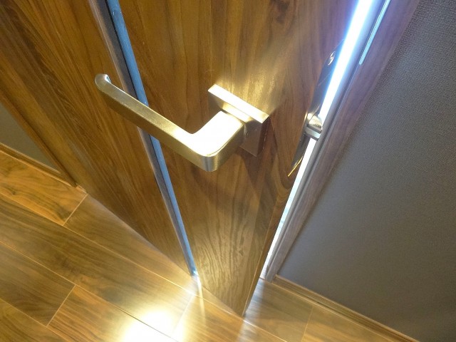 サンマリーナ新子安　洋室扉