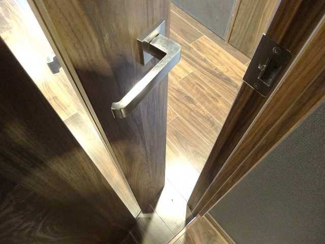 サンマリーナ新子安　ＬＤＫ扉201