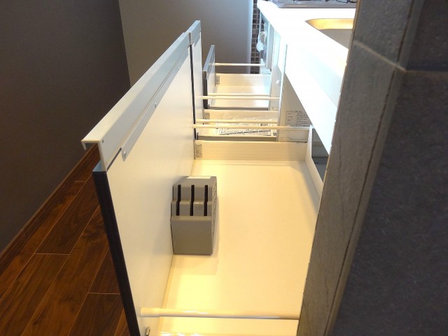 サンマリーナ新子安　キッチン収納201