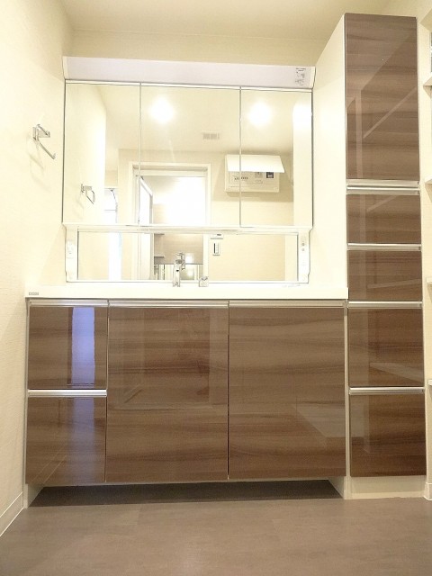 ニューライフ等々力　洗面化粧台とリネン庫