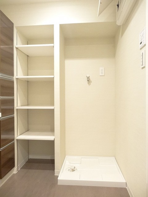 ニューライフ等々力　洗濯機置場と収納棚