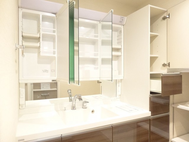 ニューライフ等々力　洗面化粧台とリネン庫