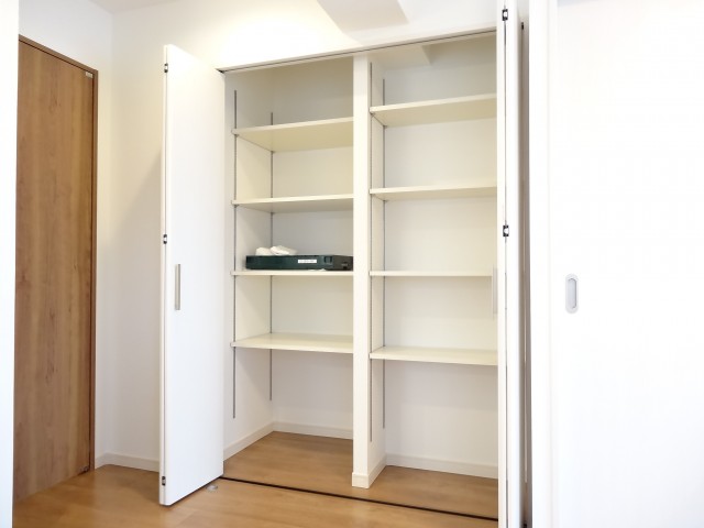 ヴェラハイツ浜町　リビングの物入れ506