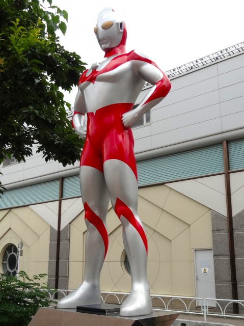 砧フラワーマンション　ウルトラマン像