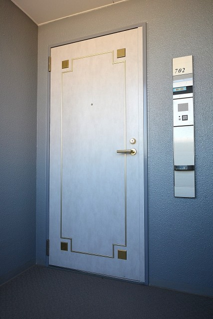 アールヴェール新宿弁天町　玄関扉702