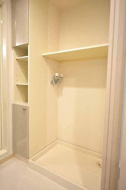 アールヴェール新宿弁天町　洗濯機置場と収納棚702