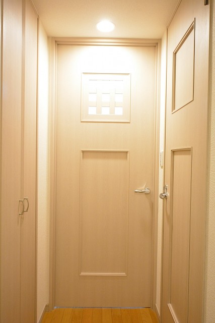 アールヴェール新宿弁天町　リビングダイニグ扉702