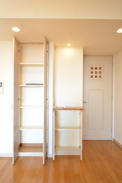 アールヴェール新宿弁天町　物入れと電話台702