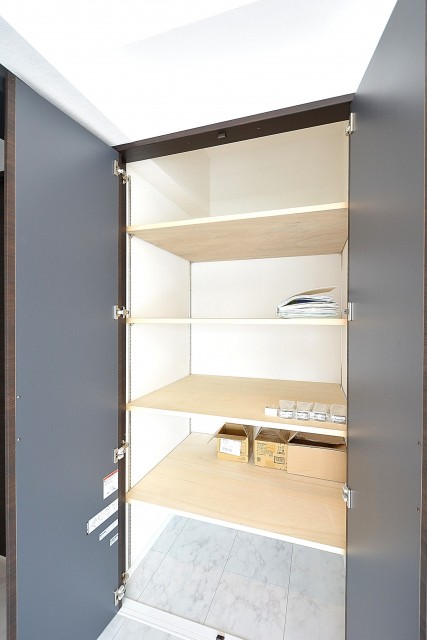 神宮前コーポラス　リビング収納スペース