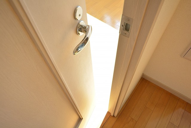 アールヴェール新宿弁天町　洋室扉702