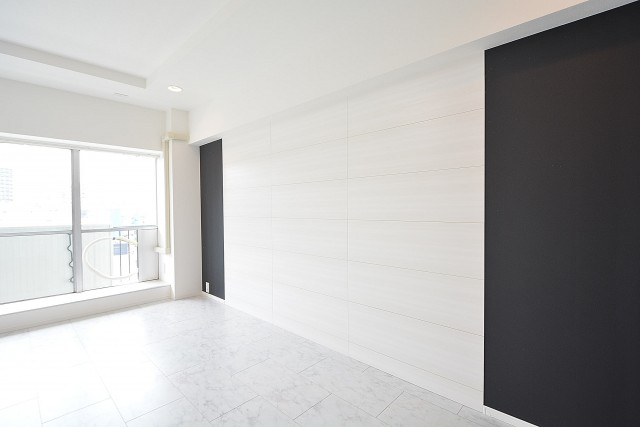 神宮前コーポラス　リビングのアクセントパネル