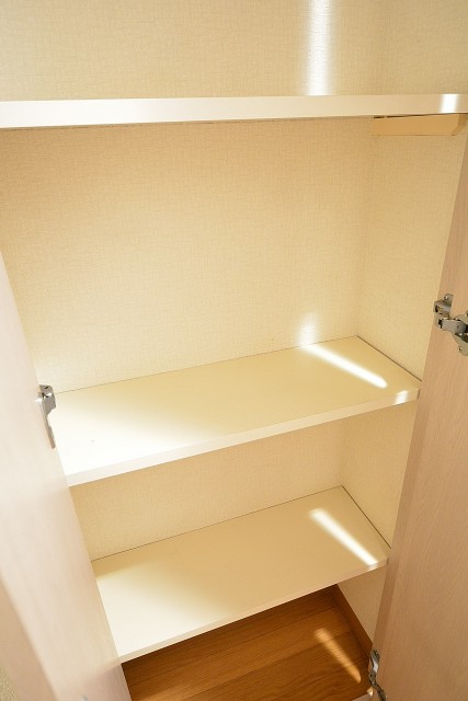 アールヴェール新宿弁天町　廊下の物入れ402