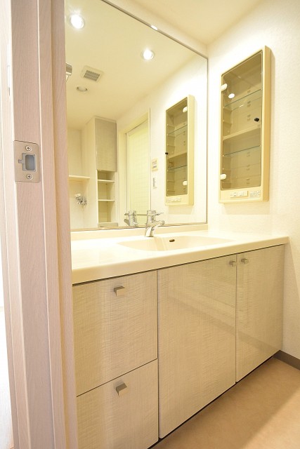 アールヴェール新宿弁天町　洗面化粧台402