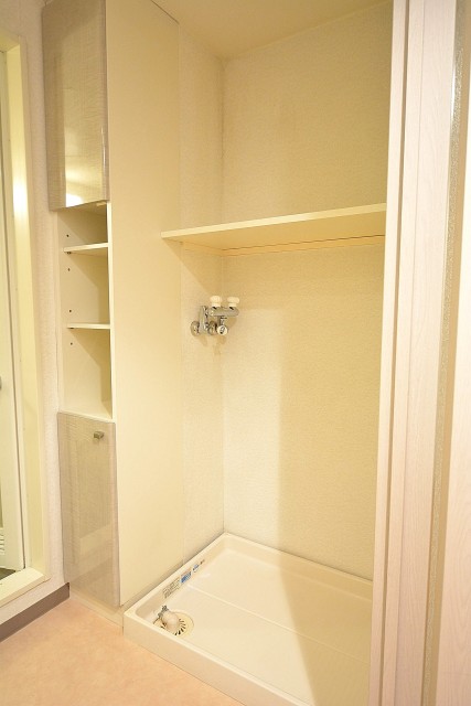 アールヴェール新宿弁天町　洗濯機置場と収納棚402