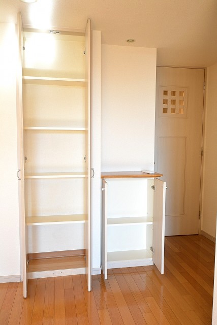 アールヴェール新宿弁天町　電話台と物入れ402