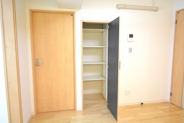 日興パレス南麻布第2　ダイニングキッチン内の物入れ