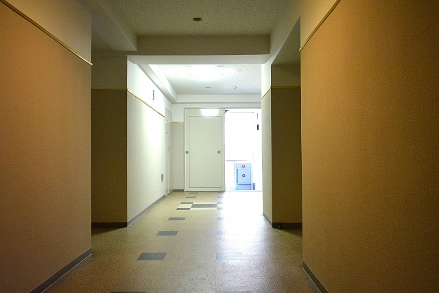 アールヴェール新宿弁天町　共用廊下301