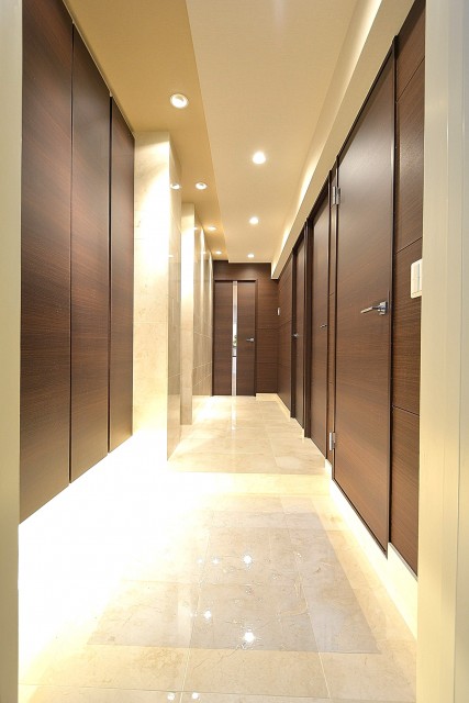 ファミール六本木　玄関ドア　玄関ホール