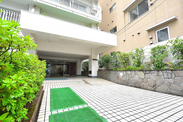 アイビハイツ三田　アプローチ