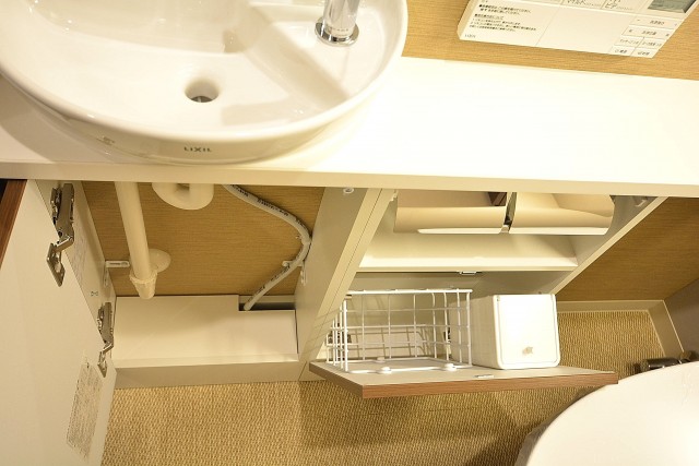 ファミール六本木　手洗いカウンター下の収納