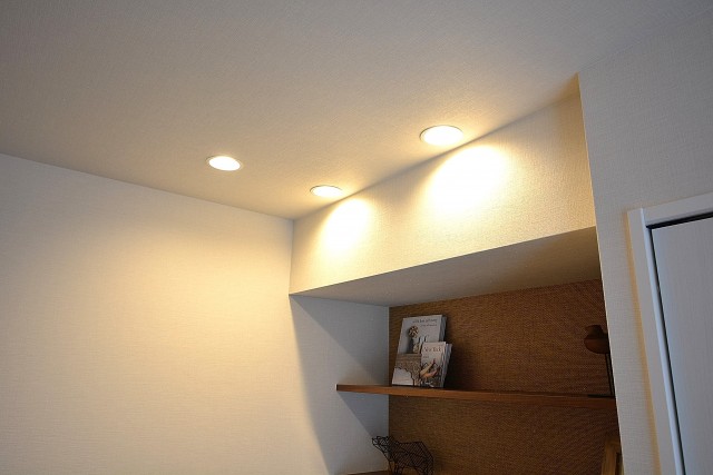 ファミール六本木　デスク上の照明